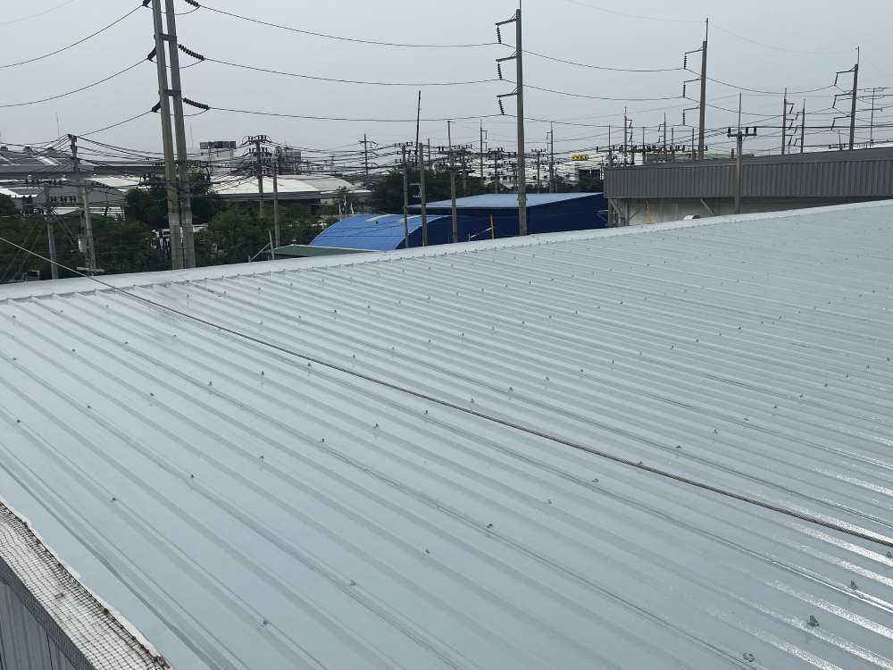 ทาสีหลังคาเพื่อป้องกันสนิม
